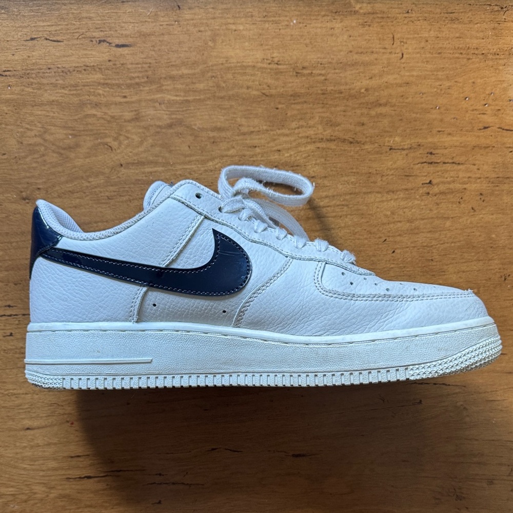 Women’s Nike Air Force 1 in light grey leather with navy patent swoosh
